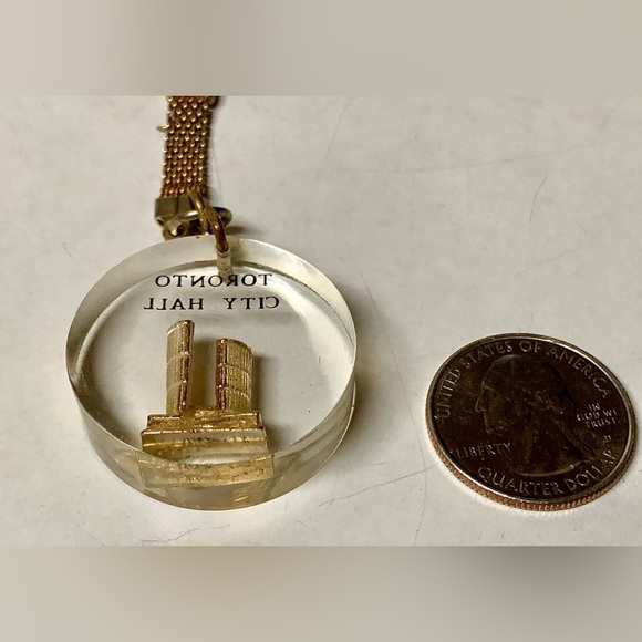 1970s Vintage 24k Gold Inlaid Acrylic Lucite TORONTO CITY HALL Keychain Fob - Picture 3 of 9